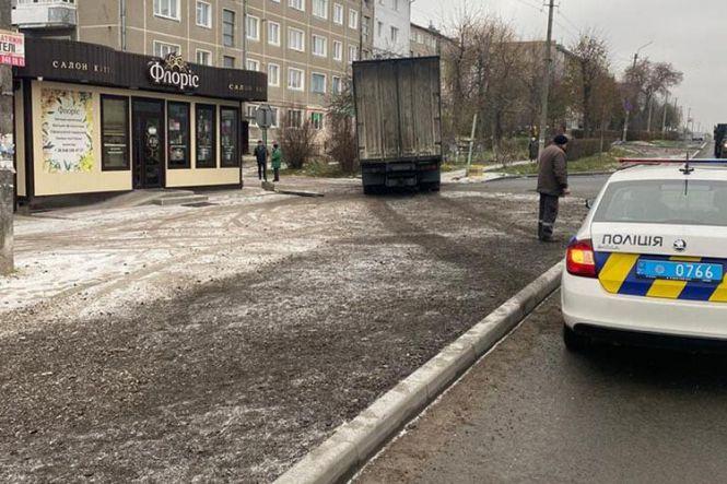 Новини Тернополя - фото з На Тернопільщині жінку в межах пішохідного переходу збив водій вантажівки (ФОТО) На Тернопільщині жінку в межах пішохідного переходу збив водій вантажівки (ФОТО), фото №1 на сайті 20minut.ua
