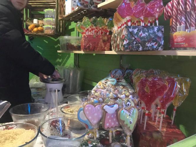 На Проскурівській запрацював різдвяний ярмарок. Що й по чому там продають, фото №3 на сайті vsim.ua