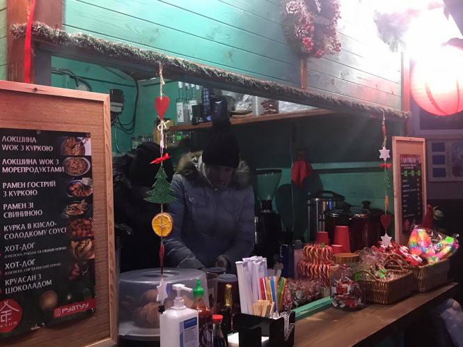 На Проскурівській запрацював різдвяний ярмарок. Що й по чому там продають, фото №8 на сайті vsim.ua