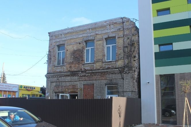 Дім, який не зміг «поглинути» ТЦ, тепер зносять. Що там буде?