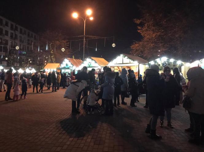 Новини Хмельницького - фото з Черга за шашликом і штовханина: репортаж недільного вечора на Проскурівській Нет описания.