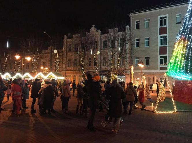 Новини Хмельницького - фото з Черга за шашликом і штовханина: репортаж недільного вечора на Проскурівській Нет описания.