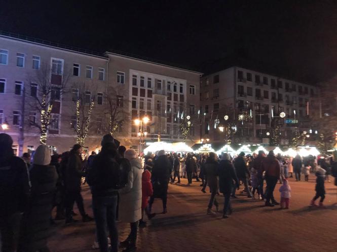 Новини Хмельницького - фото з Черга за шашликом і штовханина: репортаж недільного вечора на Проскурівській Нет описания.