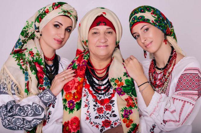 Новини Вінниці - фото з День української хустки родом з Вінниці: яскравий флешмоб з нагоди свята День української хустки родом з Вінниці: яскравий флешмоб з нагоди свята, фото №1 на сайті 20minut.ua