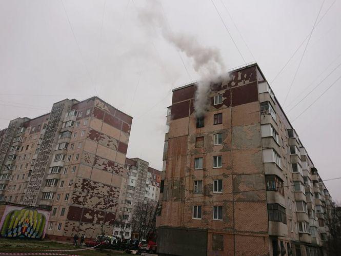 На "Алясці" пожежа у квартирі. Рятувальники працюють ще з ночі: фото з місця події, фото №2 на сайті 20minut.ua