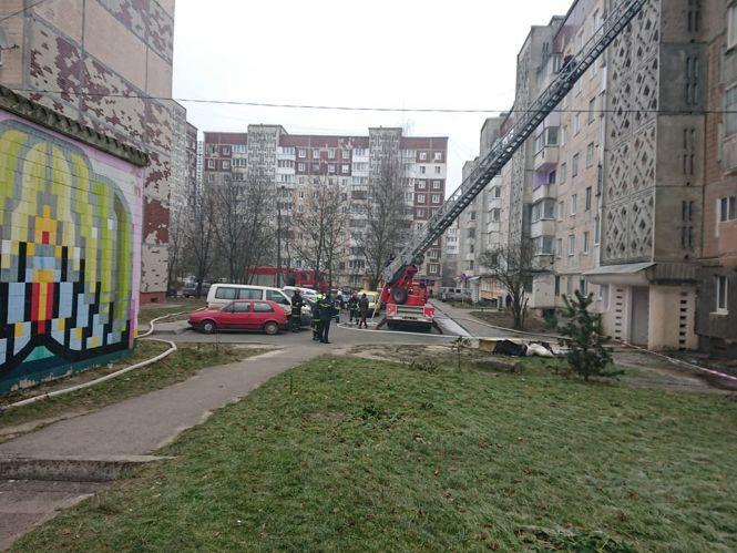 На "Алясці" пожежа у квартирі. Рятувальники працюють ще з ночі: фото з місця події, фото №1 на сайті 20minut.ua