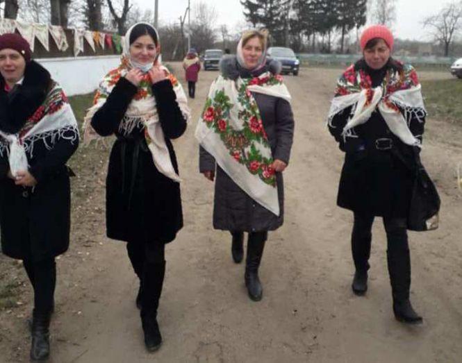 «Ото хустка! Ото кінці!» У селі Безводне почіпляли хустки на ворота, хвіртки, криниці, фото №1 на сайті 20minut.ua