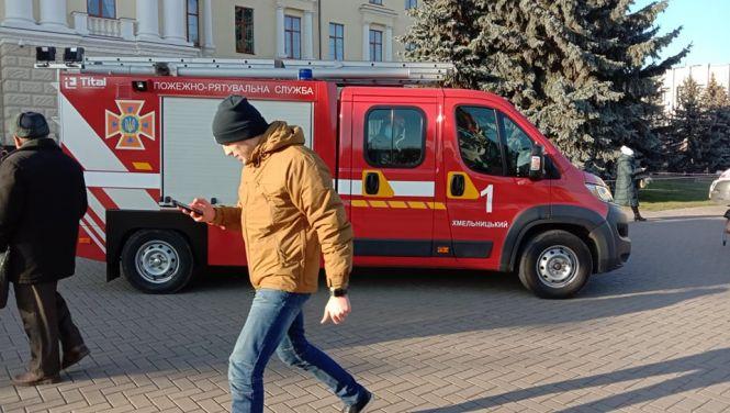 Новини Хмельницького - фото з У Хмельницькому шукають вибухівку в Будинку Рад (ОНОВЛЕНО) У Хмельницькому шукають вибухівку в Будинку Рад (ОНОВЛЕНО), фото №3 на сайті vsim.ua