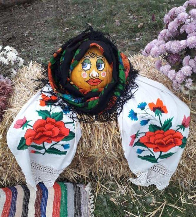 «Ото хустка! Ото кінці!» У селі Безводне почіпляли хустки на ворота, хвіртки, криниці, фото №5 на сайті 20minut.ua