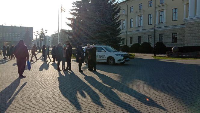 Новини Хмельницького - фото з У Хмельницькому шукають вибухівку в Будинку Рад (ОНОВЛЕНО) У Хмельницькому шукають вибухівку в Будинку Рад (ОНОВЛЕНО), фото №4 на сайті vsim.ua