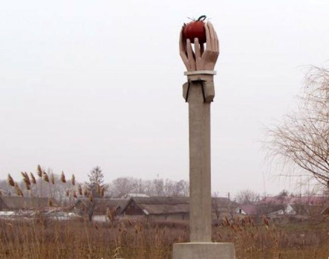 Новини Вінниці - фото з Пам’ятник помідору поставили у селі, яке називають томатною столицею Вінниччини Пам’ятник помідору поставили у селі, яке називають томатною столицею Вінниччини, фото №3 на сайті 20minut.ua
