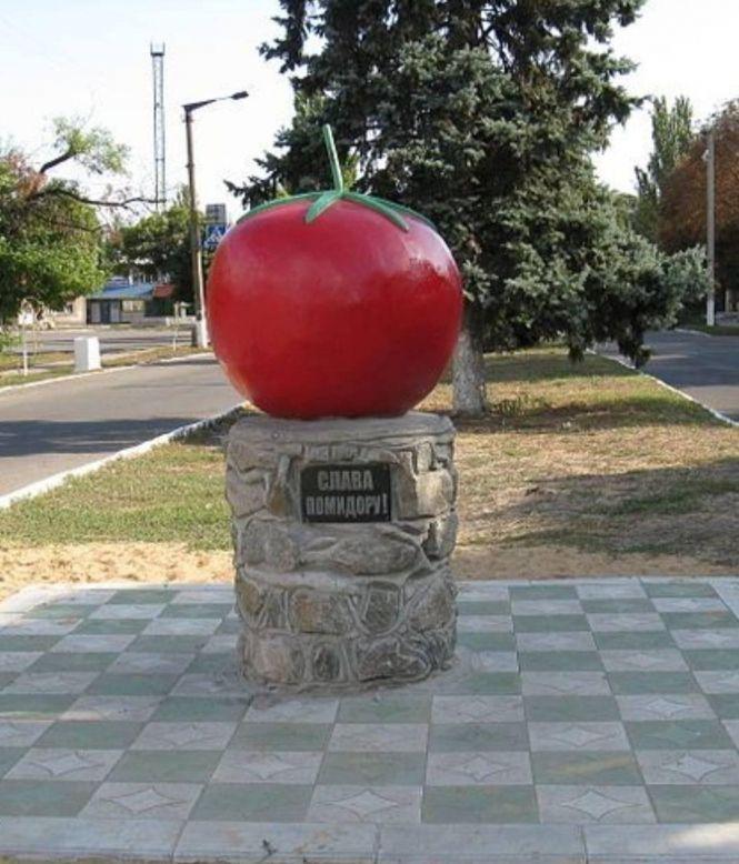 Новини Вінниці - фото з Пам’ятник помідору поставили у селі, яке називають томатною столицею Вінниччини Пам’ятник помідору поставили у селі, яке називають томатною столицею Вінниччини, фото №1 на сайті 20minut.ua
