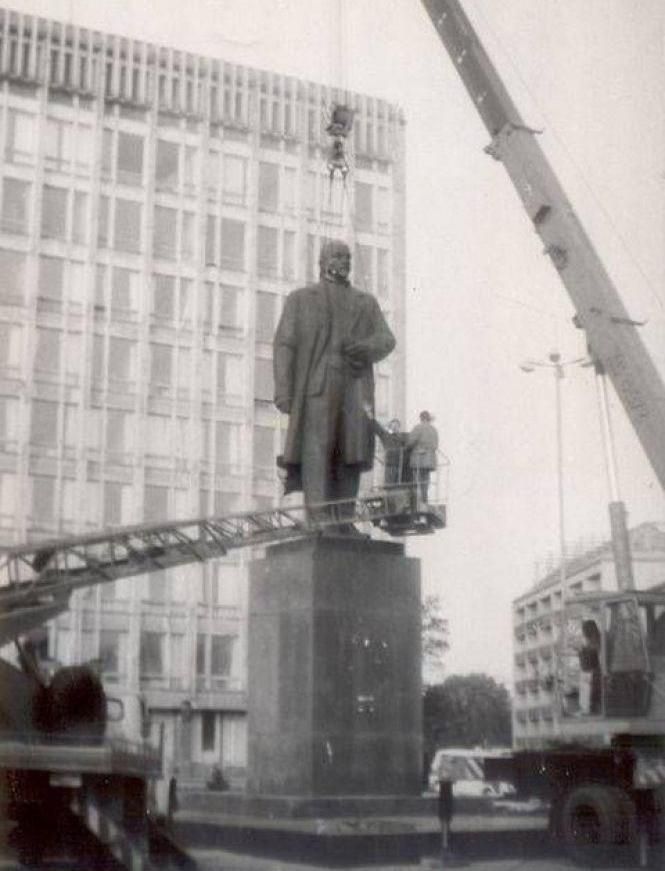 Фото поваленого пам’ятника Леніну у Вінниці показували в Аргентині. Згадаймо, як це було, фото №1 на сайті 20minut.ua