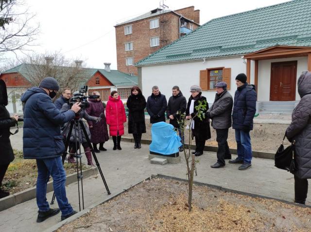 Новини Житомира - фото з На місці майбутньої композиції до 150-річчя Лесі Українки у Новограді-Волинському заклали “перший камінь” На місці майбутньої композиції до 150-річчя Лесі Українки у Новограді-Волинському заклали “перший камінь”, фото №1 на сайті 20minut.ua