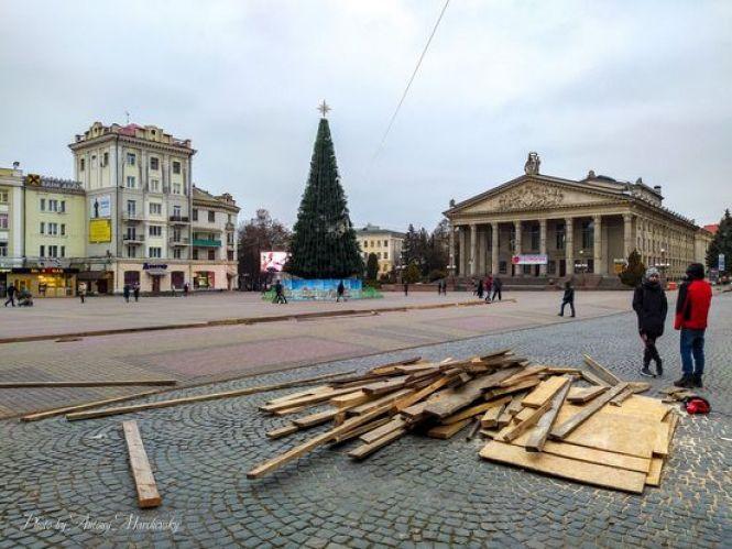 На Театральному майдані розпочали монтаж ковзанки, фото №1 на сайті 20minut.ua