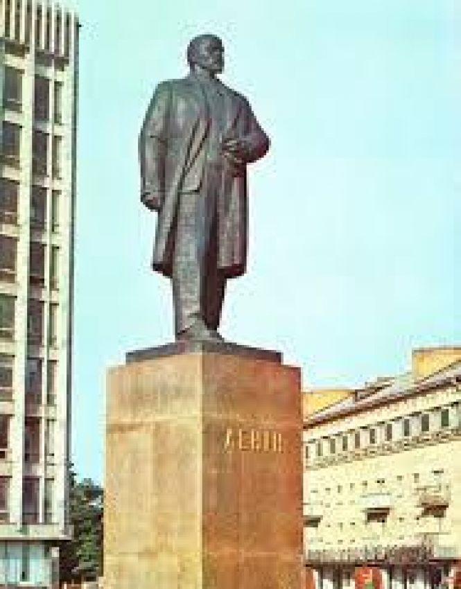 Фото поваленого пам’ятника Леніну у Вінниці показували в Аргентині. Згадаймо, як це було, фото №2 на сайті 20minut.ua