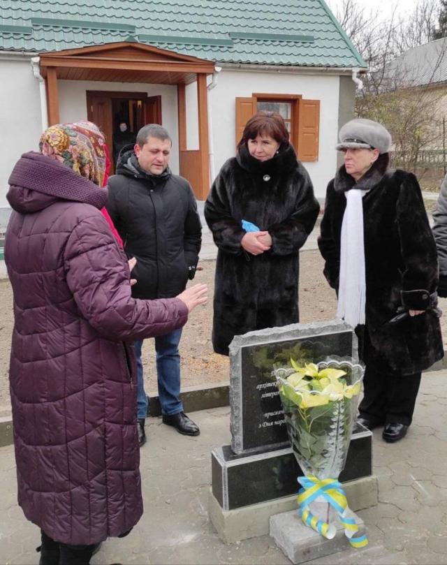 Новини Житомира - фото з На місці майбутньої композиції до 150-річчя Лесі Українки у Новограді-Волинському заклали “перший камінь” На місці майбутньої композиції до 150-річчя Лесі Українки у Новограді-Волинському заклали “перший камінь”, фото №2 на сайті 20minut.ua