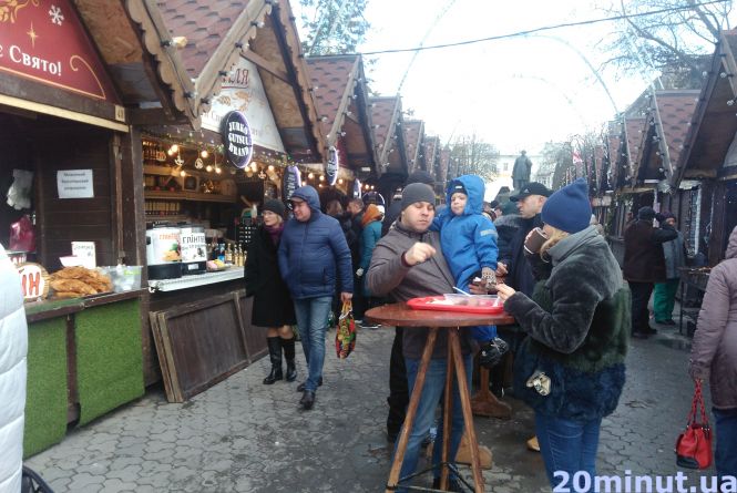 Новини Тернополя - фото з Без ярмарки, але з новими атракціонами: яким буде "Файне зимове містечко-2021" Концерти, атракціони, смаколики та конкурси: як відпочивають тернополяни біля головної ялинки