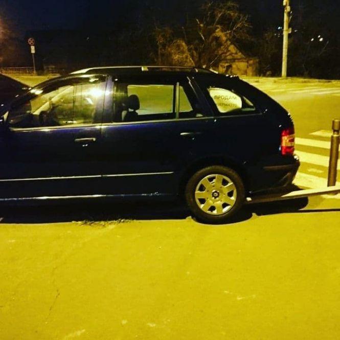 Новини Вінниці - фото з Авто покотилося назад. Skoda на Шевченка знесла дорожній знак Авто покотилося назад. Skoda на Шевченка знесла дорожній знак, фото №1 на сайті 20minut.ua