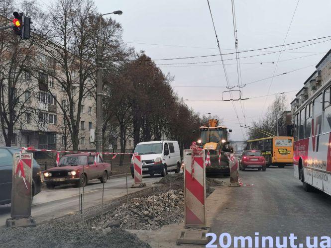 Новини Тернополя - фото з "Навіщо було розширювати, щоб тепер звужувати?" Тернопільські водії обурені змінами на Тарнавського "Навіщо було розширювати, щоб тепер звужувати?" Тернопільські водії обурені змінами на Тарнавського, фото №1 на сайті 20minut.ua
