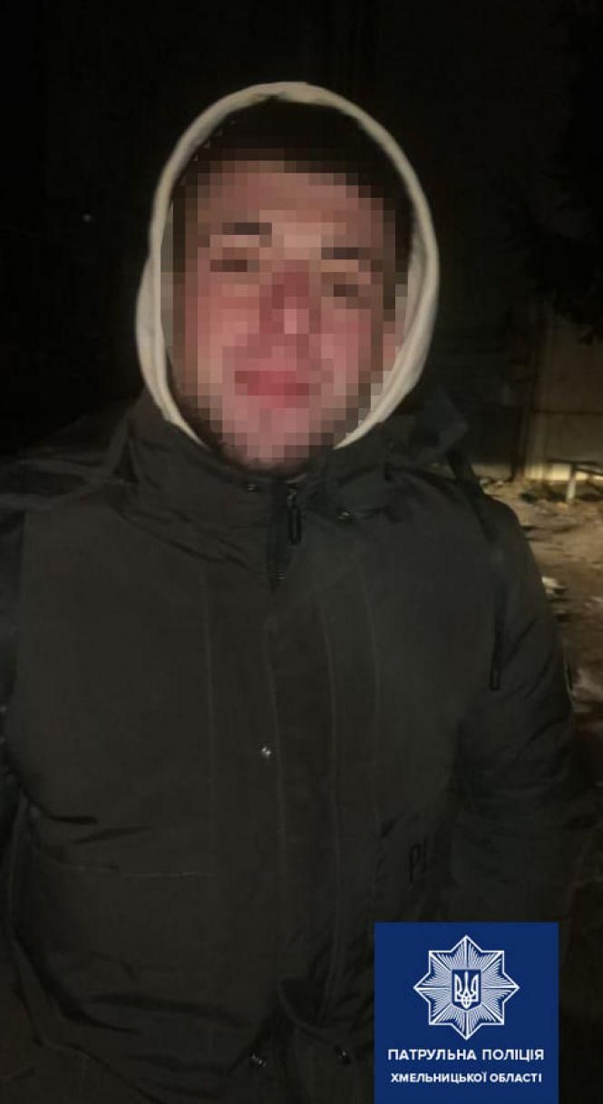 Новини Хмельницького - фото з На вулицях Хмельницького патрульні спіймали двох молодиків з наркотиками (ФОТО) На вулицях Хмельницького патрульні спіймали двох молодиків з наркотиками (ФОТО), фото №3 на сайті vsim.ua