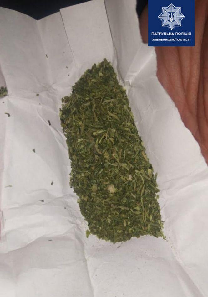 Новини Хмельницького - фото з На вулицях Хмельницького патрульні спіймали двох молодиків з наркотиками (ФОТО) На вулицях Хмельницького патрульні спіймали двох молодиків з наркотиками (ФОТО), фото №1 на сайті vsim.ua