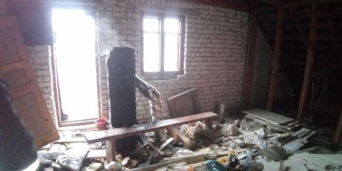 Новини Житомира - фото з У Коростишеві вдалося врятувати двоповерховий будинок, в якому зайнявся утеплювач димоходу У Коростишеві вдалося врятувати двоповерховий будинок, в якому зайнявся утеплювач димоходу, фото №1 на сайті 20minut.ua