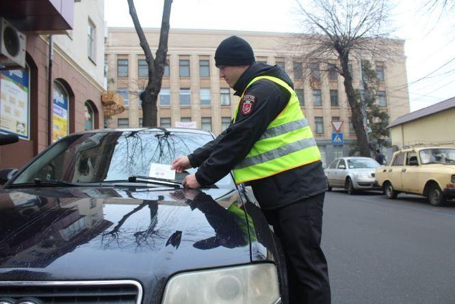 Новини Вінниці - фото з Інспектори з паркування працюють вже рік. Що про їх роботу кажуть вінницькі водії Інспектори з паркування працюють вже рік. Що про їх роботу кажуть вінницькі водії, фото №1 на сайті 20minut.ua