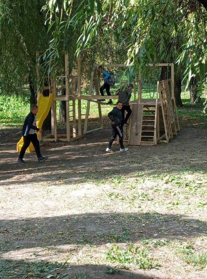 Новини Тернополя - фото з "Хочу, щоб про мене почула донька": киянин будує парк у Козові, щоб привернути увагу дитини Зображення може містити: одна або кілька осіб, люди займаються спортом, дерево, взуття, надворі та природа