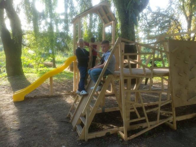 Новини Тернополя - фото з "Хочу, щоб про мене почула донька": киянин будує парк у Козові, щоб привернути увагу дитини Зображення може містити: 1 особа, дерево, надворі та природа