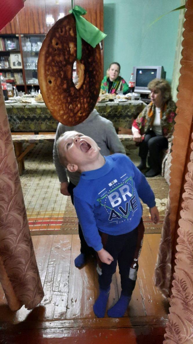 Новини Вінниці - фото з «Я буду калиту кусати!» —«А я по зубах кресати». Як у селі Павла Зіброва його друзі Андрія святкують «Я буду калиту кусати!» —«А я по зубах кресати». Як у селі Павла Зіброва його друзі Андрія святкують, фото №1 на сайті 20minut.ua