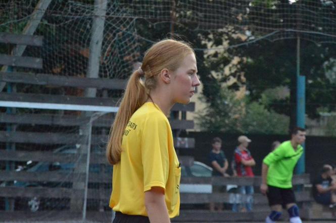 Новини Хмельницького - фото з “Подруги в шоці, що я почала цим займатися”: як 15-річна хмельничанка працює футзальним арбітром Нет описания.