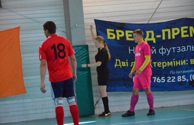 Новини Хмельницького - фото з “Подруги в шоці, що я почала цим займатися”: як 15-річна хмельничанка працює футзальним арбітром Нет описания.