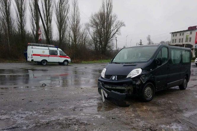 У Хмельницькому внаслідок ДТП автомобіль злетів у кювет (ФОТО), фото №1 на сайті vsim.ua