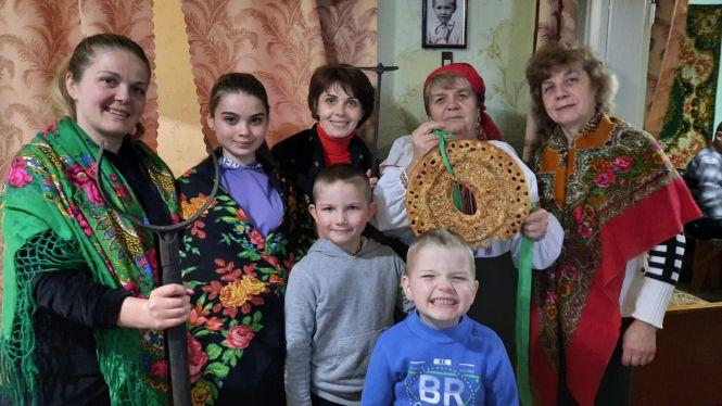 Новини Вінниці - фото з «Я буду калиту кусати!» —«А я по зубах кресати». Як у селі Павла Зіброва його друзі Андрія святкують «Я буду калиту кусати!» —«А я по зубах кресати». Як у селі Павла Зіброва його друзі Андрія святкують, фото №2 на сайті 20minut.ua