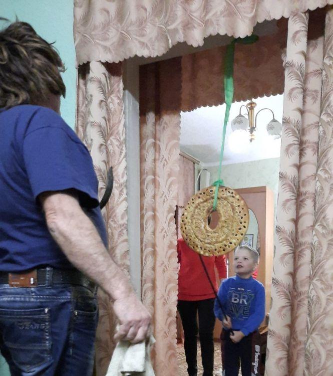 Новини Вінниці - фото з «Я буду калиту кусати!» —«А я по зубах кресати». Як у селі Павла Зіброва його друзі Андрія святкують «Я буду калиту кусати!» —«А я по зубах кресати». Як у селі Павла Зіброва його друзі Андрія святкують, фото №7 на сайті 20minut.ua