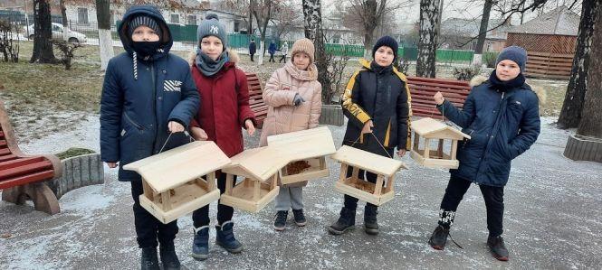 Новини Вінниці - фото з Їдальні для птахів: вінницькі школярі виготовили кілька тисяч годівничок для пернатих Їдальні для птахів: вінницькі школярі виготовили кілька тисяч годівничок для пернатих, фото №1 на сайті 20minut.ua