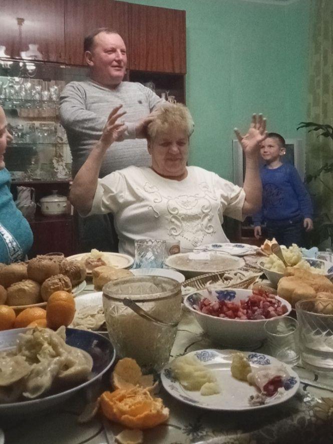 Новини Вінниці - фото з «Я буду калиту кусати!» —«А я по зубах кресати». Як у селі Павла Зіброва його друзі Андрія святкують «Я буду калиту кусати!» —«А я по зубах кресати». Як у селі Павла Зіброва його друзі Андрія святкують, фото №4 на сайті 20minut.ua