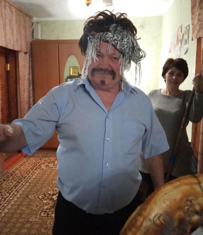 Новини Вінниці - фото з «Я буду калиту кусати!» —«А я по зубах кресати». Як у селі Павла Зіброва його друзі Андрія святкують «Я буду калиту кусати!» —«А я по зубах кресати». Як у селі Павла Зіброва його друзі Андрія святкують, фото №3 на сайті 20minut.ua