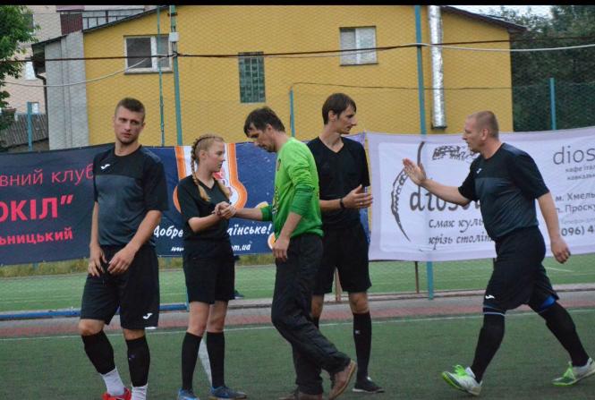 Новини Хмельницького - фото з “Подруги в шоці, що я почала цим займатися”: як 15-річна хмельничанка працює футзальним арбітром Нет описания.