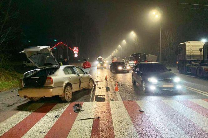 Новини Вінниці - фото з Смертельна аварія біля Писарівки. Зіткнулося два легковики та вантажівка Смертельна аварія біля Писарівки. Зіткнулося два легковики та вантажівка, фото №1 на сайті 20minut.ua