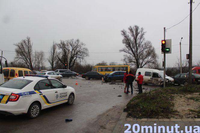 Новини Тернополя - фото з На Шептицького ДТП: зіткнулись три автівки. Є швидка На Шептицького ДТП: зіткнулись три автівки. Є швидка, фото №1 на сайті 20minut.ua
