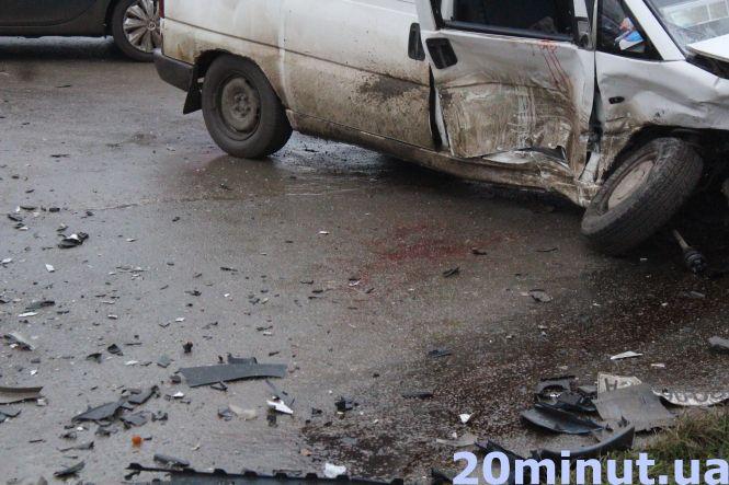 Новини Тернополя - фото з На Шептицького ДТП: зіткнулись три автівки. Є швидка На Шептицького ДТП: зіткнулись три автівки. Є швидка, фото №2 на сайті 20minut.ua