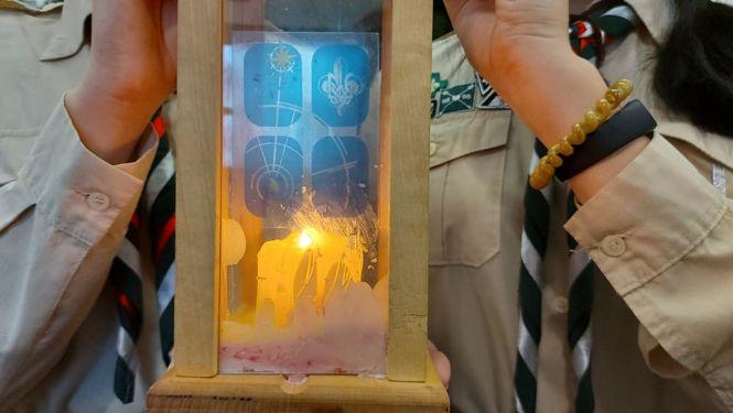 Новини Житомира - фото з Житомирські пластуни привезли у міськраду Вифлеємський вогонь миру Житомирські пластуни привезли у міськраду Вифлеємський вогонь миру, фото №1 на сайті 20minut.ua