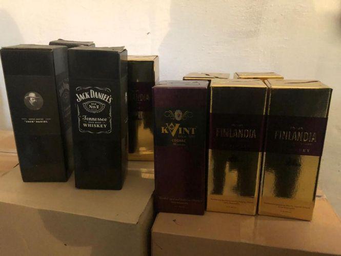 Новини Хмельницького - фото з Брендові віскі та коньяк. Затримали банду, яка продавала фальсифікований алкоголь Брендові віскі та коньяк. Затримали банду, яка продавала фальсифікований алкоголь, фото №2 на сайті vsim.ua