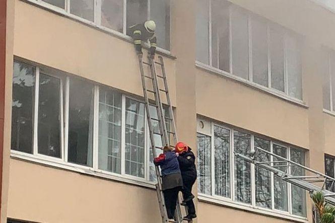 Новини Хмельницького - фото з Людей евакуювали драбинами : рятувальники розповіли деталі пожежі в ТЦ «Ріко» Людей евакуювали драбинами : рятувальники розповіли деталі пожежі в ТЦ «Ріко», фото №2 на сайті vsim.ua