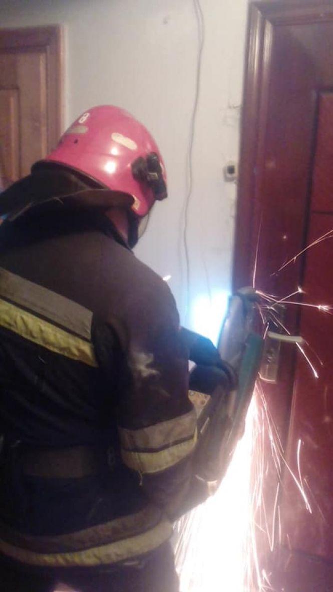 Новини Тернополя - фото з Стало погано серед ночі: рятувальники відкрили двері болгаркою, щоб чоловіку допомогли медики швидкої Стало погано серед ночі: рятувальники відкрили двері болгаркою, щоб чоловіку допомогли медики швидкої, фото №1 на сайті 20minut.ua