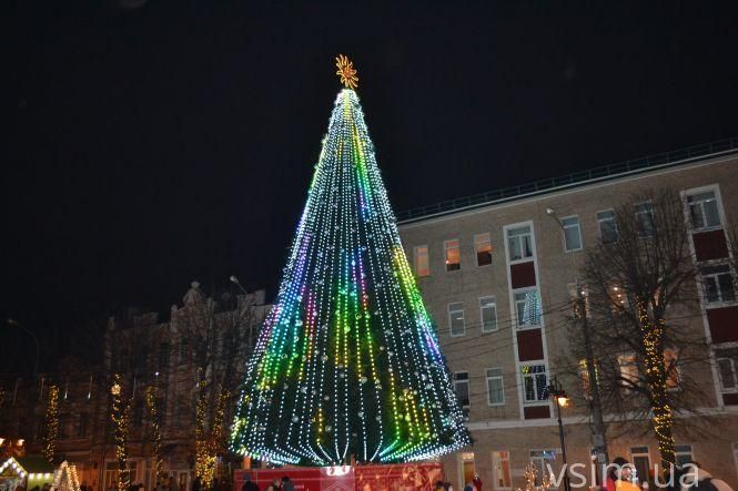 У містах Хмельниччини засяяли новорічні ялинки. У кого гарніша?, фото №11 на сайті vsim.ua