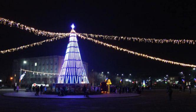 У містах Хмельниччини засяяли новорічні ялинки. У кого гарніша?, фото №1 на сайті vsim.ua