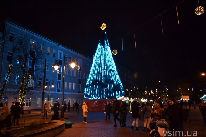 У містах Хмельниччини засяяли новорічні ялинки. У кого гарніша?, фото №10 на сайті vsim.ua